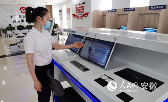 工作人員介紹自助系統(tǒng)的功能和使用方法。人民網(wǎng) 胡雨松攝