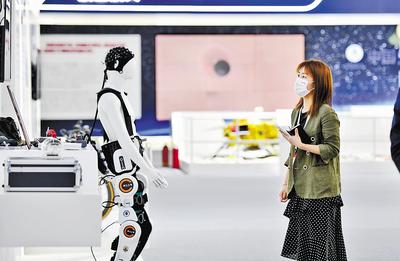 近日，第六屆世界智能大會在天津開幕，圖為參會嘉賓參觀天津制造業(yè)立市展。 新華社記者 趙子碩攝