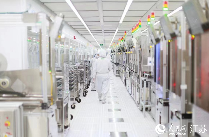 在希捷國際科技（無錫）有限公司生產(chǎn)車間，技術(shù)人員正在巡查作業(yè)。新吳區(qū)委宣傳部供圖