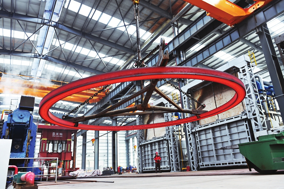 定襄縣作為太忻一體化經(jīng)濟(jì)區(qū)建設(shè)的12個(gè)先行啟動(dòng)區(qū)之一，借助發(fā)展機(jī)遇，全力延長(zhǎng)產(chǎn)業(yè)鏈條、補(bǔ)齊產(chǎn)業(yè)短板、培育優(yōu)質(zhì)市場(chǎng)主體、拓寬應(yīng)用領(lǐng)域，進(jìn)軍高精尖應(yīng)用行業(yè)。 記者孫榮祥攝