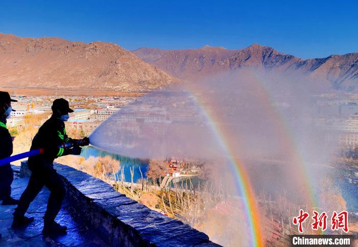 12月6日，布達(dá)拉宮消防救援大隊(duì)在布達(dá)拉宮山體林草區(qū)域開展?jié)窕ぷ鳌！㈣?攝