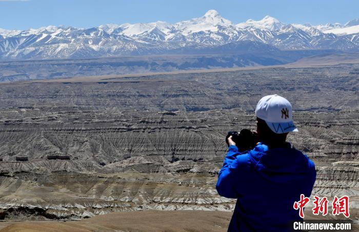 4月5日，游客在觀景臺(tái)拍攝札達(dá)土林?！±盍?攝