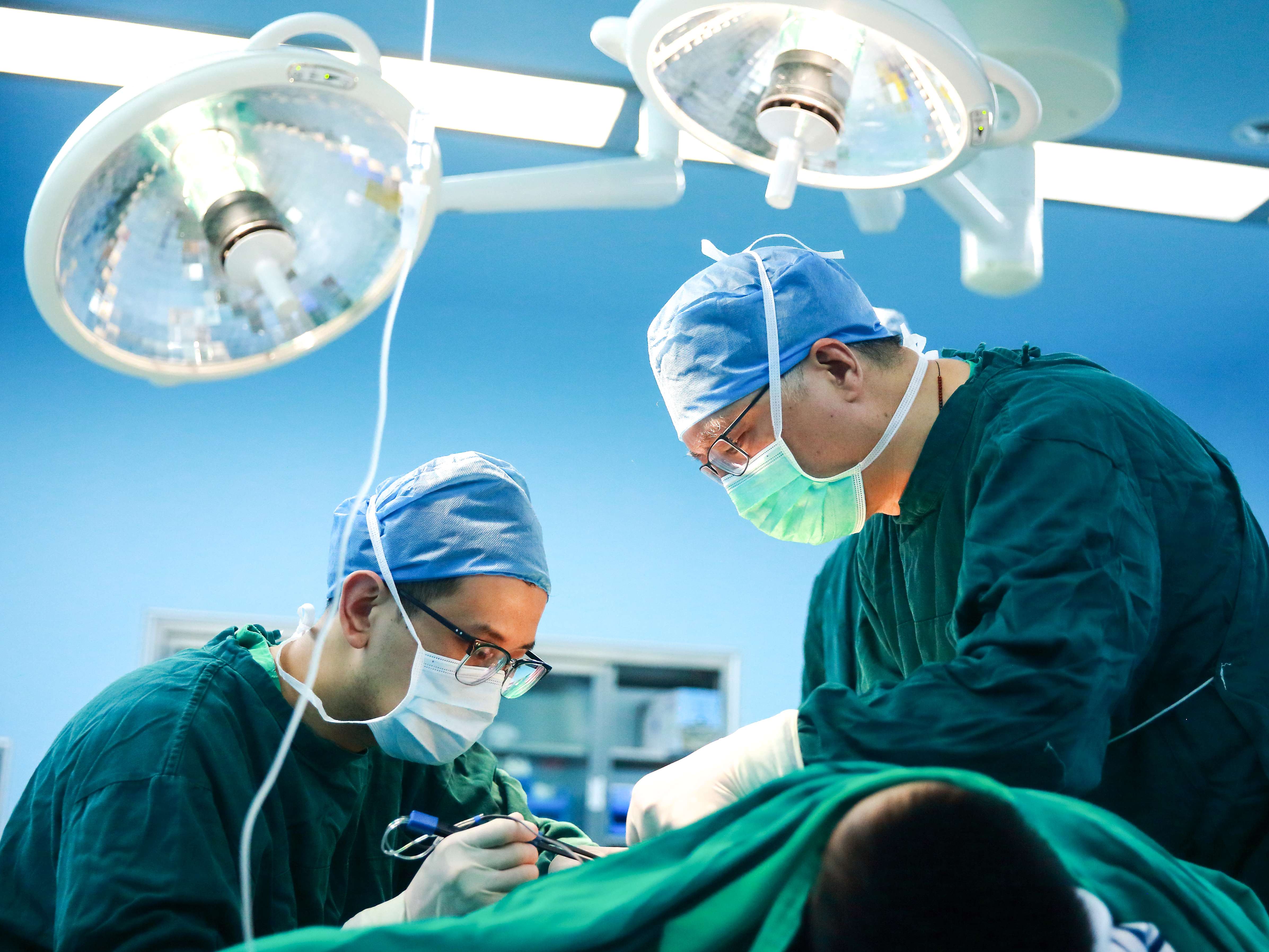 江南大學(xué)附屬醫(yī)院燒創(chuàng)傷診療中心主任呂國忠工作現(xiàn)場。受訪者供圖