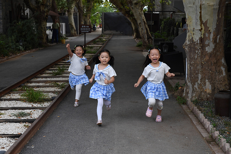 由礦場家屬區(qū)改造而來的“鮮花小院”民宿，深受孩子們的喜愛。吳芳攝
