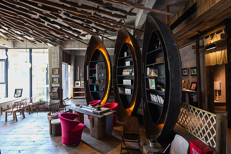 漁船、船槳……花田·僑鄉(xiāng)里的裝飾材料，多是從當(dāng)?shù)靥詠淼呐f物。 吳芳攝