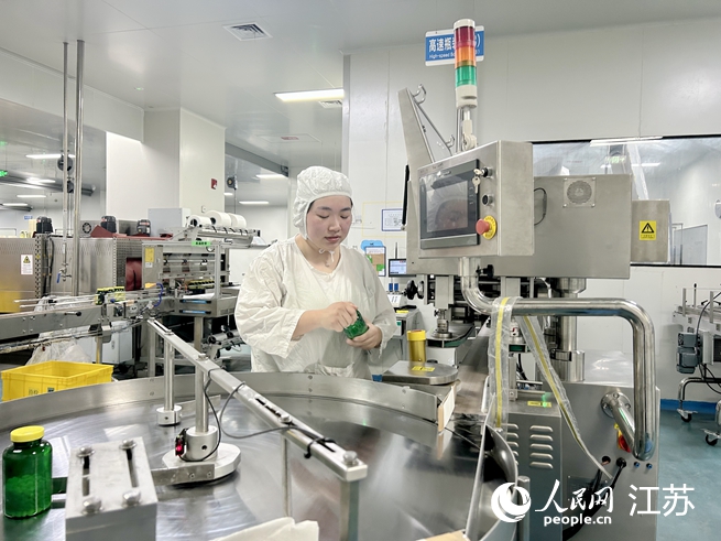 工作人員在操作檢測(cè)儀器。人民網(wǎng) 王丹丹攝