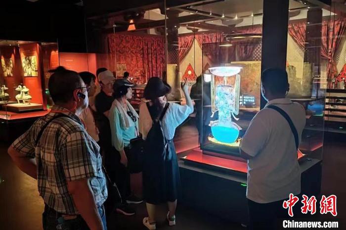 圖為臺(tái)灣新北市永和區(qū)里長(zhǎng)聯(lián)誼會(huì)江西參訪團(tuán)一行在南昌漢代?；韬顕?guó)遺址博物館內(nèi)參觀展出的珍貴文物?！●樞↓?攝