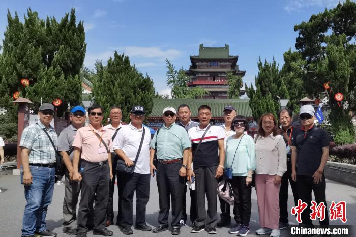 圖為臺(tái)灣新北市永和區(qū)里長(zhǎng)聯(lián)誼會(huì)江西參訪團(tuán)一行在南昌滕王閣前合影?！×鴷缘?攝