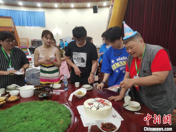 圖為內(nèi)蒙古臺(tái)辦為臺(tái)胞過生日?！±類燮?攝
