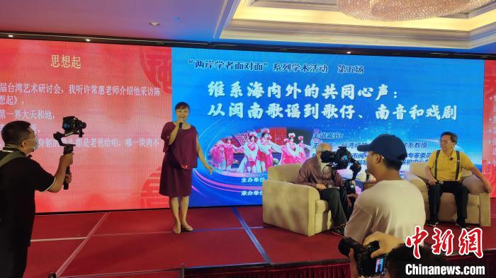 歌仔說唱非遺傳承人張?jiān)缕寂楷F(xiàn)場(chǎng)演唱。　楊伏山 攝