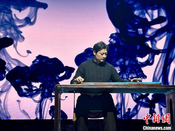 臺灣老師林法演奏《廣陵散》。　張麗君 攝