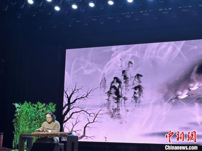 閩派古琴名家陳志強演奏一曲《流水》。　張麗君 攝