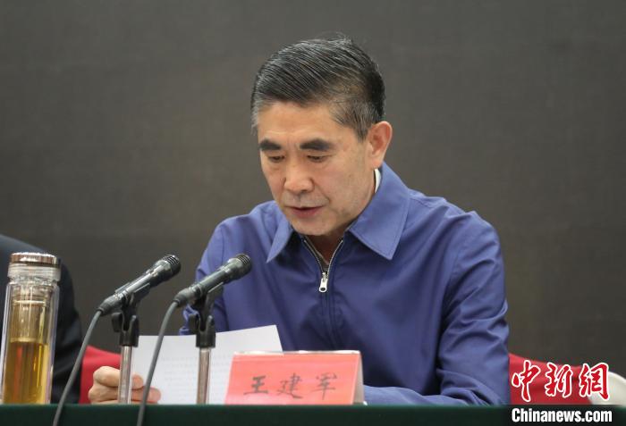 圖為青海省委書(shū)記王建軍出席會(huì)議并作講話?！?zhí)砀?攝