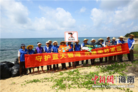 環(huán)保志愿者呼吁停止隨地扔垃圾、破壞環(huán)境等不文明行為。