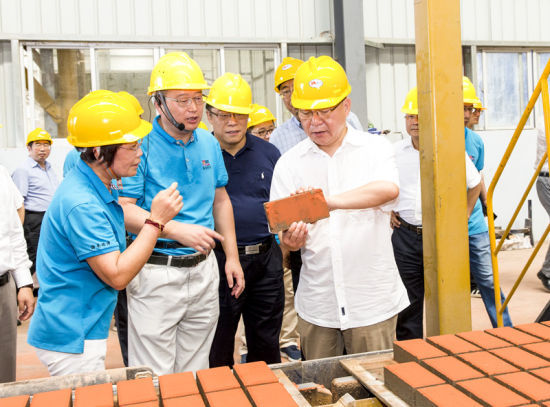 2019年6月21日下午，省長沈曉明在三亞建筑廢棄物綜合利用廠，查看用建筑廢棄物綜合處理后制成的再生水泥磚。海南日報記者 宋國強 攝