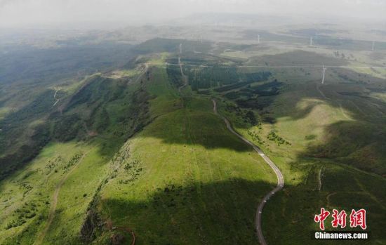 6月28日，夏日鏡頭下的河北張家口張北“草原天路”蜿蜒曲折。 中新社記者 楊艷敏 攝