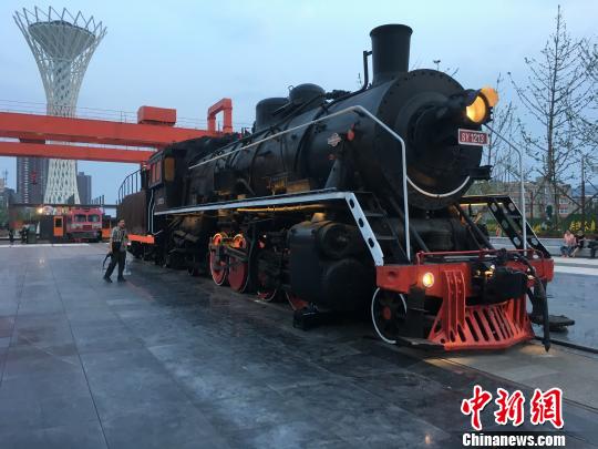 公園內(nèi)保留布置了蒸汽時(shí)代火車頭?！「呒t超 攝