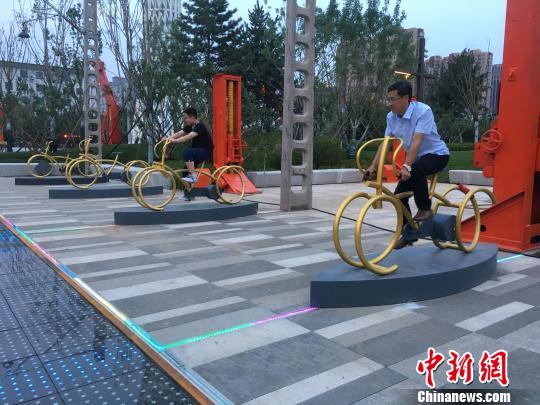 市民使用公園內(nèi)的健身設(shè)施?！「呒t超 攝