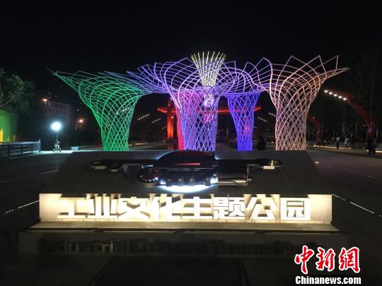 夜晚，奧運(yùn)“五色樹”的燈光?！「呒t超 攝