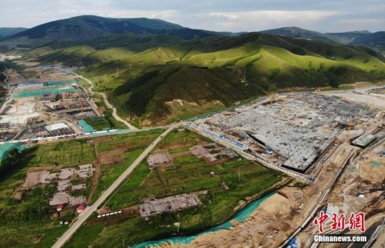 6月28日，航拍鏡頭下的河北張家口冬奧會太子城冰雪小鎮(zhèn)項目。太子城冰雪小鎮(zhèn)項目位于2022年冬奧會張家口賽區(qū)核心區(qū)，連接張家口賽區(qū)云頂和古楊樹兩個競賽場館群，建成后將承擔賽時核心區(qū)配套保障功能，提供冬奧頒獎、貴賓接待、交通換乘、休閑娛樂等服務，賽后將成為一座國際化四季度假小鎮(zhèn)。 中新社記者 楊艷敏 攝