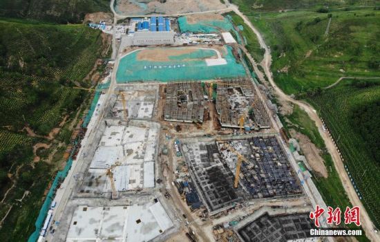 6月28日，航拍鏡頭下的河北張家口冬奧會太子城冰雪小鎮(zhèn)項目。太子城冰雪小鎮(zhèn)項目位于2022年冬奧會張家口賽區(qū)核心區(qū)，連接張家口賽區(qū)云頂和古楊樹兩個競賽場館群，建成后將承擔賽時核心區(qū)配套保障功能，提供冬奧頒獎、貴賓接待、交通換乘、休閑娛樂等服務，賽后將成為一座國際化四季度假小鎮(zhèn)。 中新社記者 楊艷敏 攝