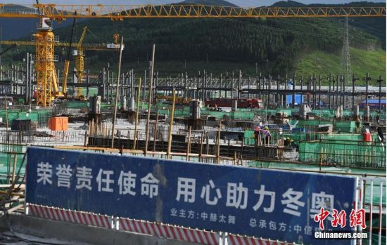 6月28日，河北張家口冬奧會太子城冰雪小鎮(zhèn)項目現(xiàn)場。太子城冰雪小鎮(zhèn)項目位于2022年冬奧會張家口賽區(qū)核心區(qū)，連接張家口賽區(qū)云頂和古楊樹兩個競賽場館群，建成后將承擔賽時核心區(qū)配套保障功能，提供冬奧頒獎、貴賓接待、交通換乘、休閑娛樂等服務，賽后將成為一座國際化四季度假小鎮(zhèn)。 中新社記者 楊艷敏 攝