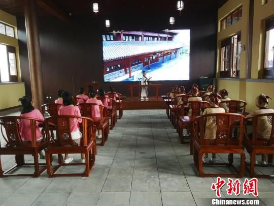 學(xué)生們在大原書院誦讀國學(xué)經(jīng)典?！⊥貔i 攝