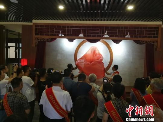 為董子石像揭幕。　王鵬 攝