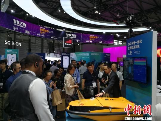 圖為現(xiàn)場(chǎng)人員講解5G“天地一體化”生態(tài)檢測(cè)系統(tǒng)。　任柏松 攝