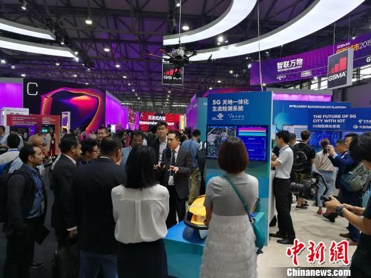 雄安新區(qū)展臺(tái)吸引不少眾多觀眾駐足關(guān)注?！∪伟厮?攝