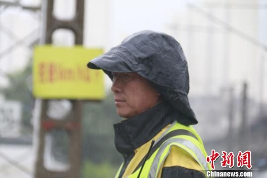 蘭州西工務(wù)段蘭州線路車間防護員雨中巡查?！⊥豕廨x 攝