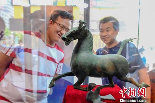 甘肅省博物館將榮登《國家寶藏》的文物銅奔馬和人頭形器口彩陶瓶搬到了絲路如意餐廳，讓顧客在餐廳內就能近距離的和文物面對面?！＄娦?攝