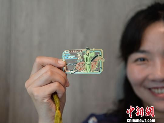 絲路主題餐廳內推出的文創(chuàng)產品?！＄娦?攝