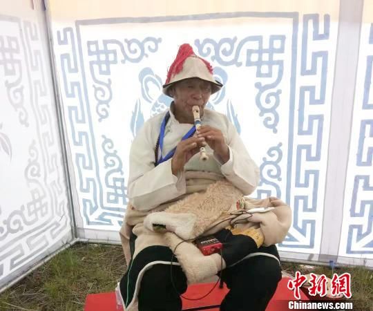 圖為瑪曲縣非遺彈唱藝術(shù)?！＄娦?攝