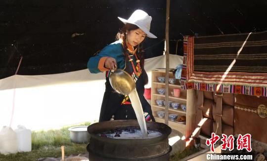 圖為展示瑪曲藏民族傳統(tǒng)特色美食制作工藝?！＄娦?攝