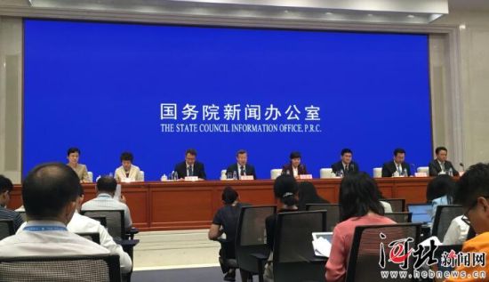 8月26日，國務(wù)院新聞辦召開國務(wù)院政策例行吹風(fēng)會(huì)。圖為吹風(fēng)會(huì)現(xiàn)場。 記者李巍攝