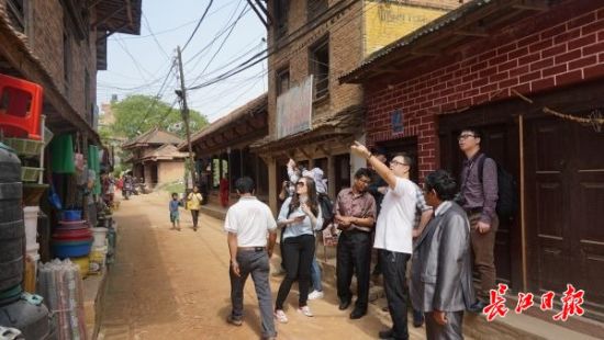 在尼泊爾，武漢市土地利用和城市空間規(guī)劃研究中心設(shè)計(jì)團(tuán)隊(duì)現(xiàn)場(chǎng)踏勘。(武漢市土地利用和城市空間規(guī)劃研究中心 供圖)