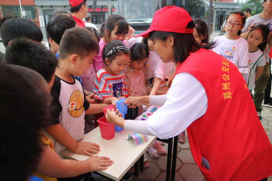 志愿者教小朋友們垃圾分類的相關(guān)知識。連柏梁 攝