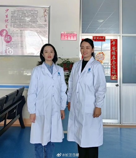 “有醫(yī)生嗎？有人暈倒了！”武漢協(xié)和醫(yī)院援藏醫(yī)療隊(duì)員聽到呼救就沖了上去