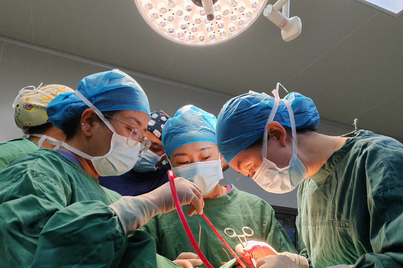 援藏隊員開展手術(shù)。