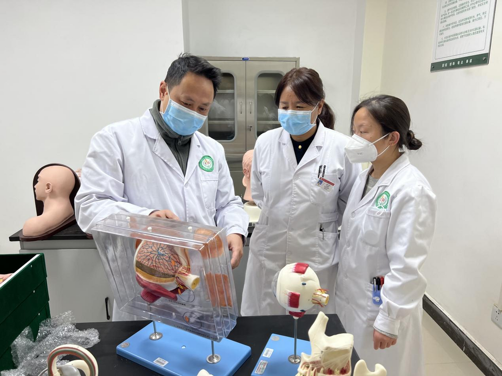 重慶援藏醫(yī)療專家開展“師帶徒”工作。