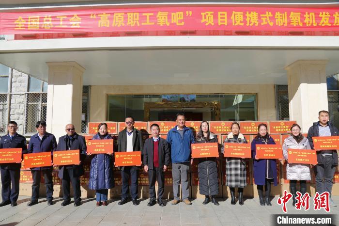 圖為發(fā)放儀式現(xiàn)場?！⊥趵?攝