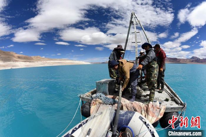 科考隊員在湖泊鉆探平臺上小心搬運采集的巖芯樣品。　<a target='_blank' ><p  align=