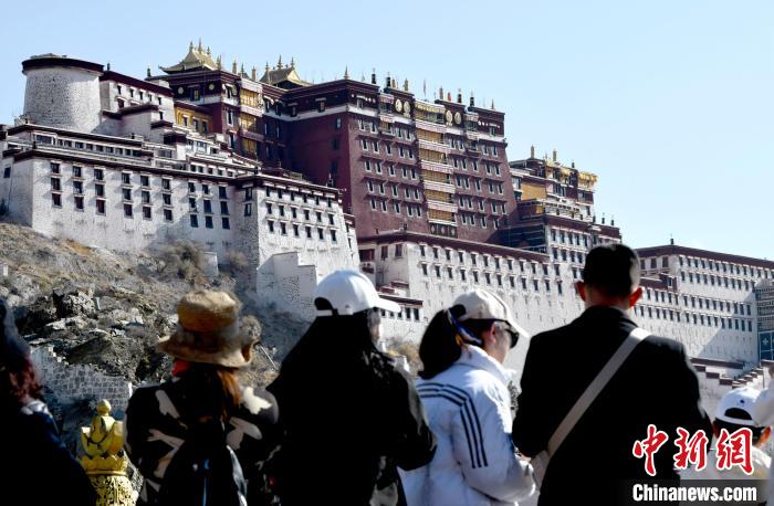 4月17日，游客在拉薩布達(dá)拉宮觀景臺(tái)拍照留念?！±盍?攝