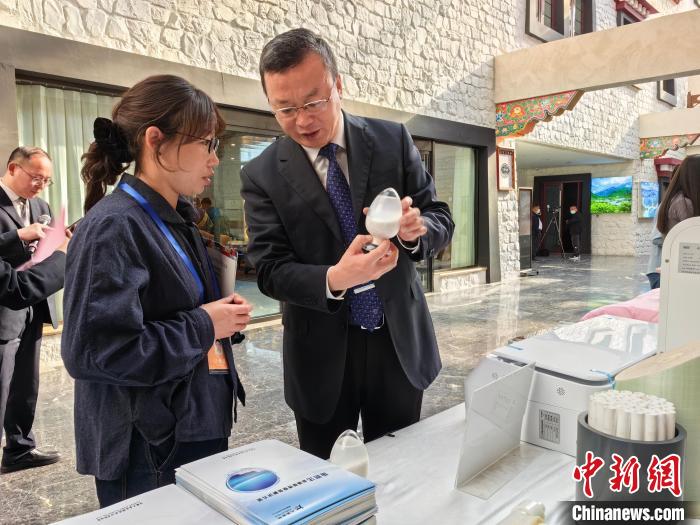 圖為簽約企業(yè)現(xiàn)場(chǎng)推介自己的產(chǎn)品?！≮w延 攝