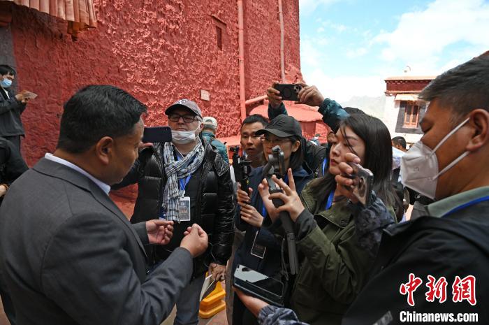 圖為中外媒體采訪布達(dá)拉宮管理處相關(guān)負(fù)責(zé)人?！≮w朗 攝