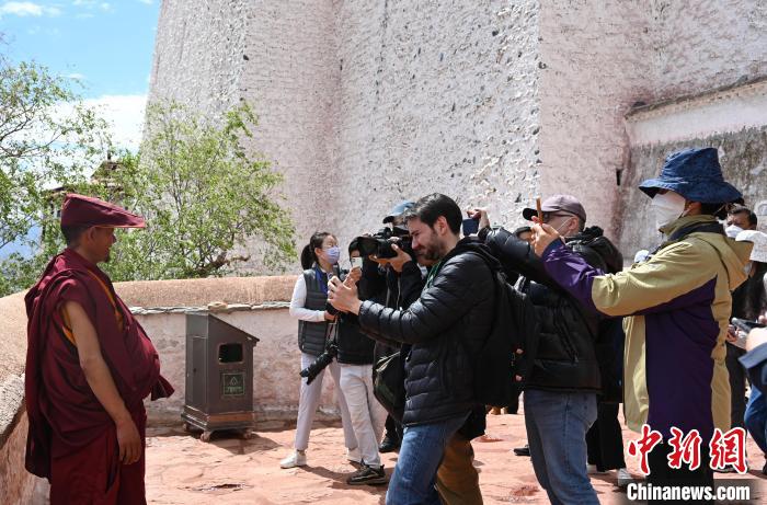 圖為中外媒體拍攝朝拜布達(dá)拉宮的僧人?！≮w朗 攝