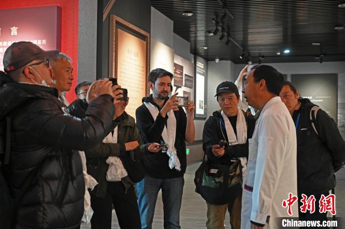 圖為中外媒體采訪西藏自治區(qū)藏醫(yī)院相關(guān)負(fù)責(zé)人?！≮w朗 攝