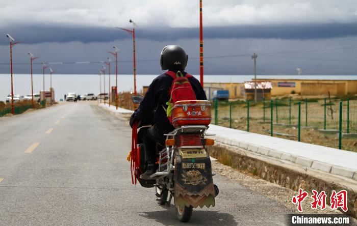 圖為白瑪從家中前往湖邊巡邏?！≮w朗 攝