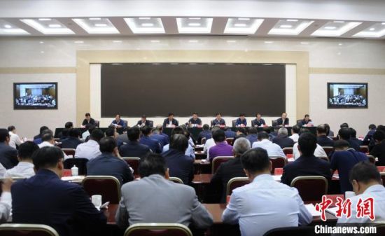  圖為青海省生態(tài)環(huán)境保護(hù)警示教育大會(huì)現(xiàn)場(chǎng)。　張?zhí)砀！z 　　